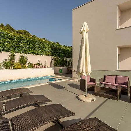 Rogoznica Sleeps 10 Pool Air Con Wifi רוגוזניצה